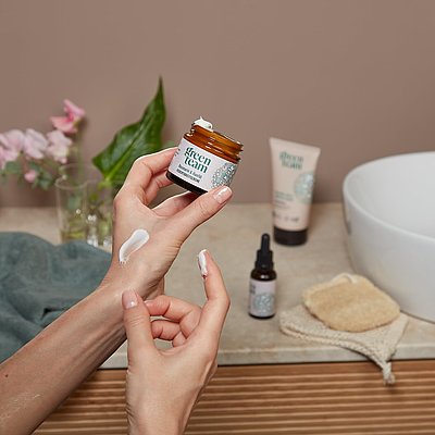 Natürliche Feuchtigkeitspflege und Hautregeneration mit Rosmarin (CELLIGENT®) und Hanföl